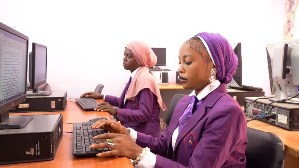 Étudiantes dans la salle informatique de l’IAGT
