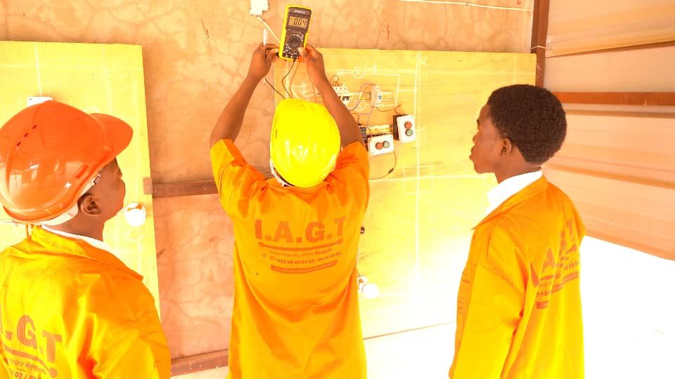 Apprenants en formation technique d’électricité à l’IAGT
